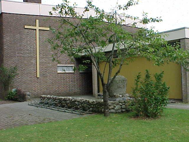 Nieuwe vloer en stoelen in Gereformeerde Kerk De Mande