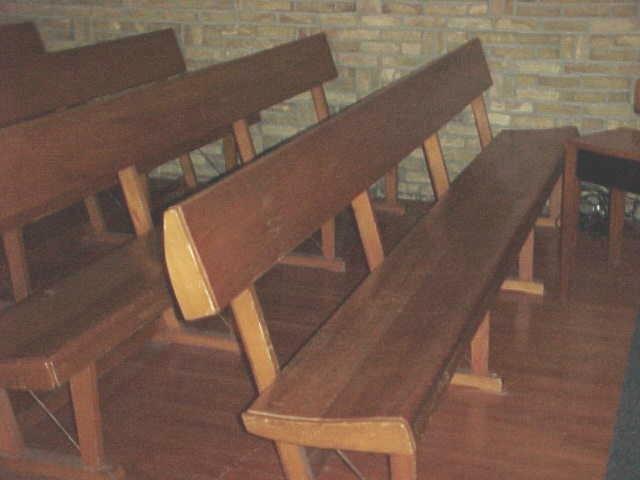 Nieuwe vloer en stoelen in Gereformeerde Kerk De Mande
