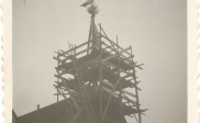kerktoren in de steigers