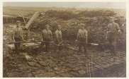 Werklieden uit Bakkeveen zetten dam op.