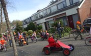 Versierde optocht tijdens koninginnedag voor de kinderen