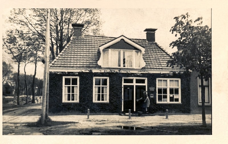Huis de Haan was in gebruik als bank en of postkantoor