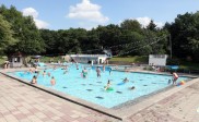 Topdrukte in openluchtzwembad Dundelle