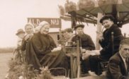 Versierde wagen en draaimolen.