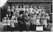 Schoolfoto’s 70-jarig bestaan Openbare lagere school Bakkeveen 1954