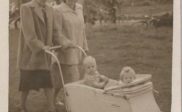 Berend en Joke in de kinderwagen