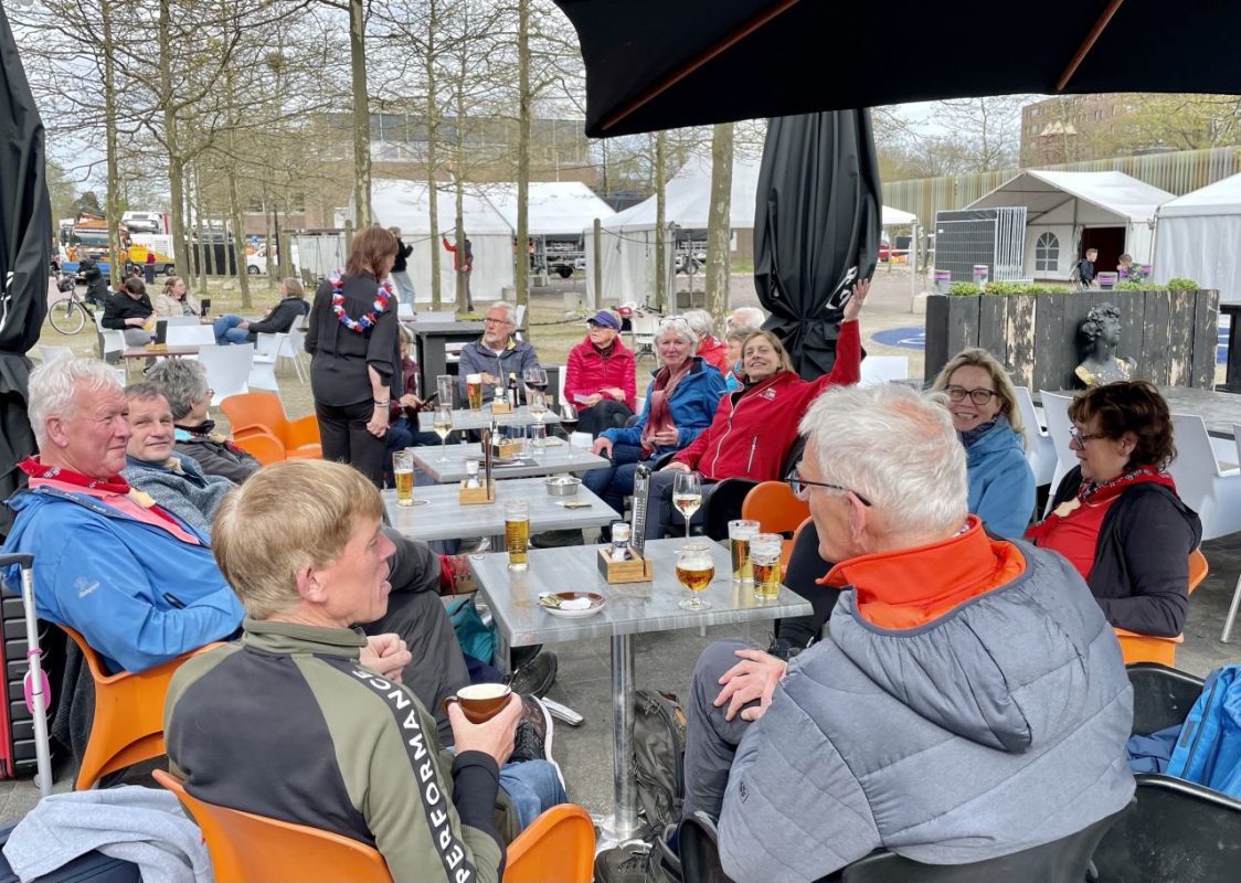 De groep tijdens een rustpauze op de Hannekemaaierstocht