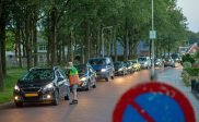 Bezoekers en standhouders van de vlooienmarkt stromen langzaam binnen....