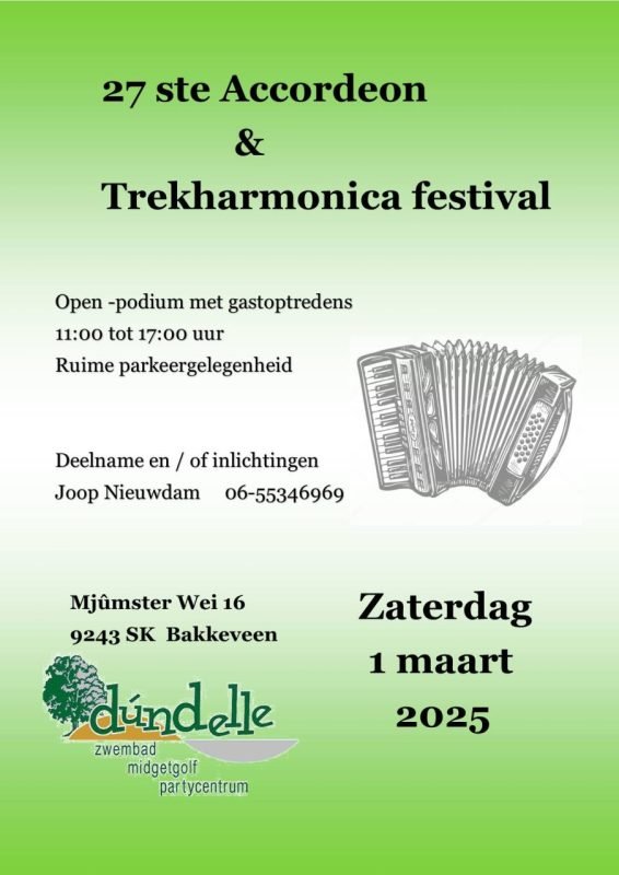 Bezoekers luisteren naar een optreden tijdens het festival