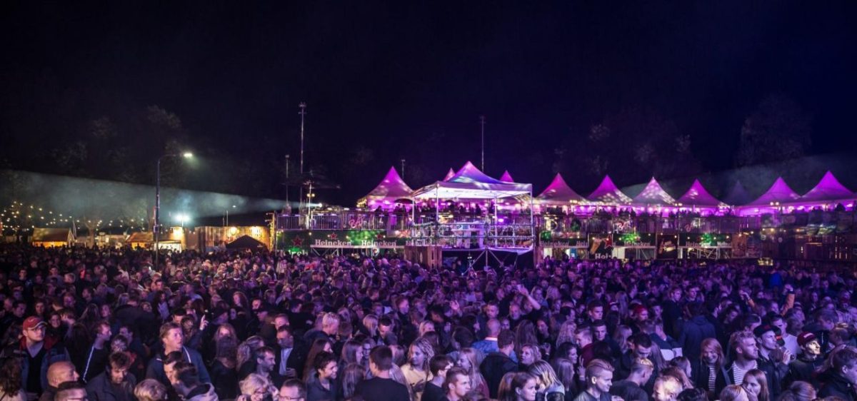 Podium en publiek tijdens het Dodo Festival
