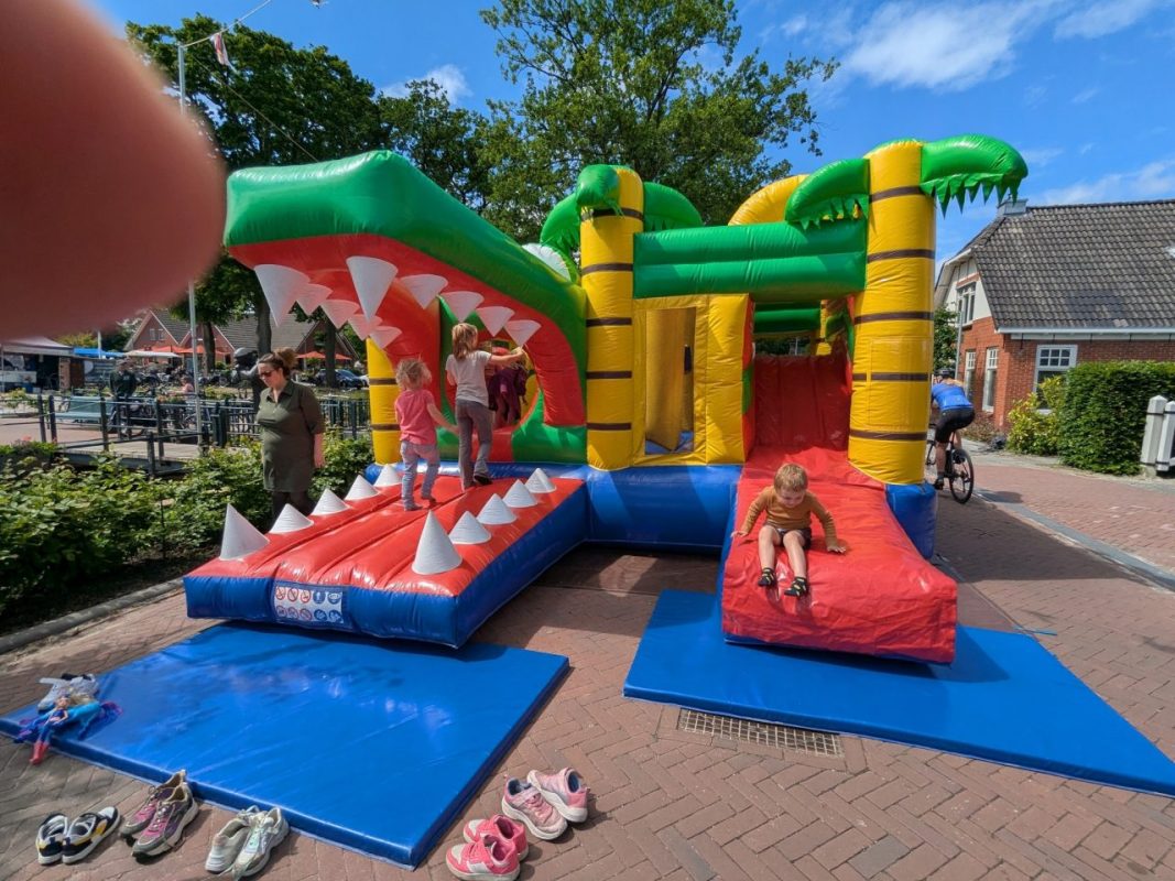 Drukte in het centrum van Bakkeveen tijdens de markt