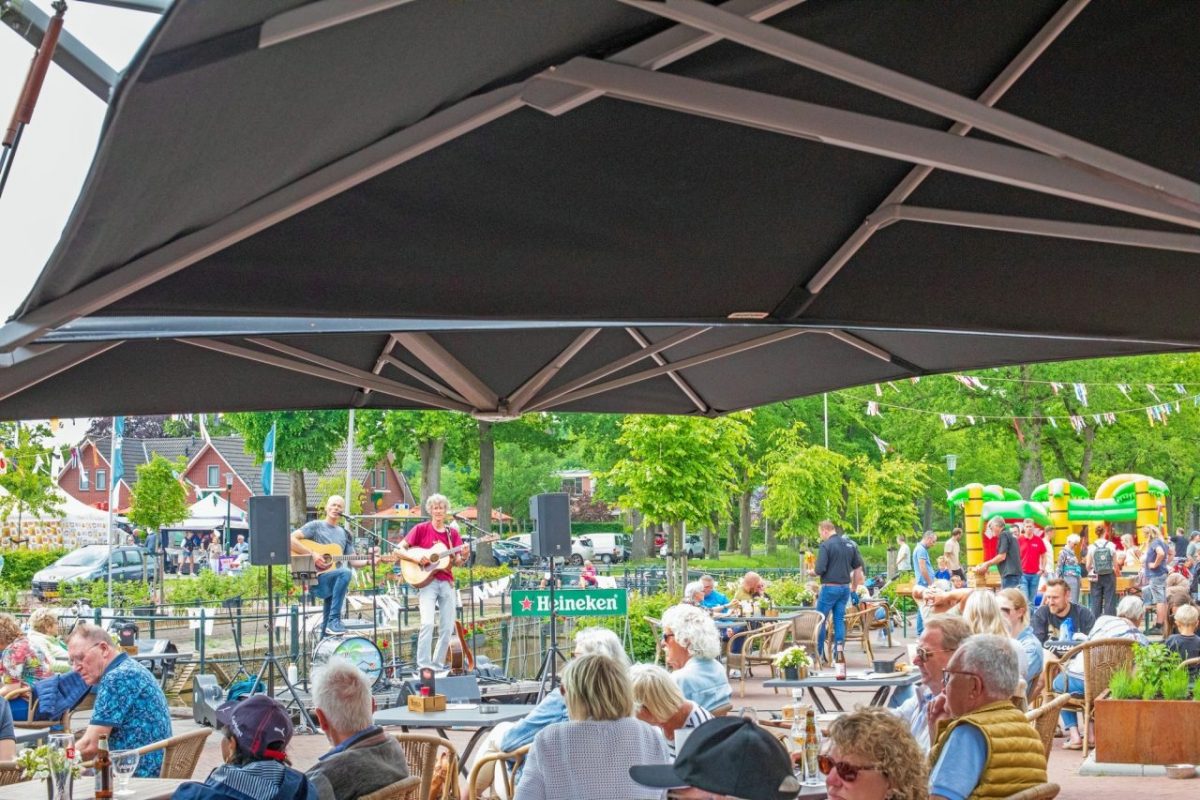 Kraampjes en bezoekers op de Crea- & Smulmarkt