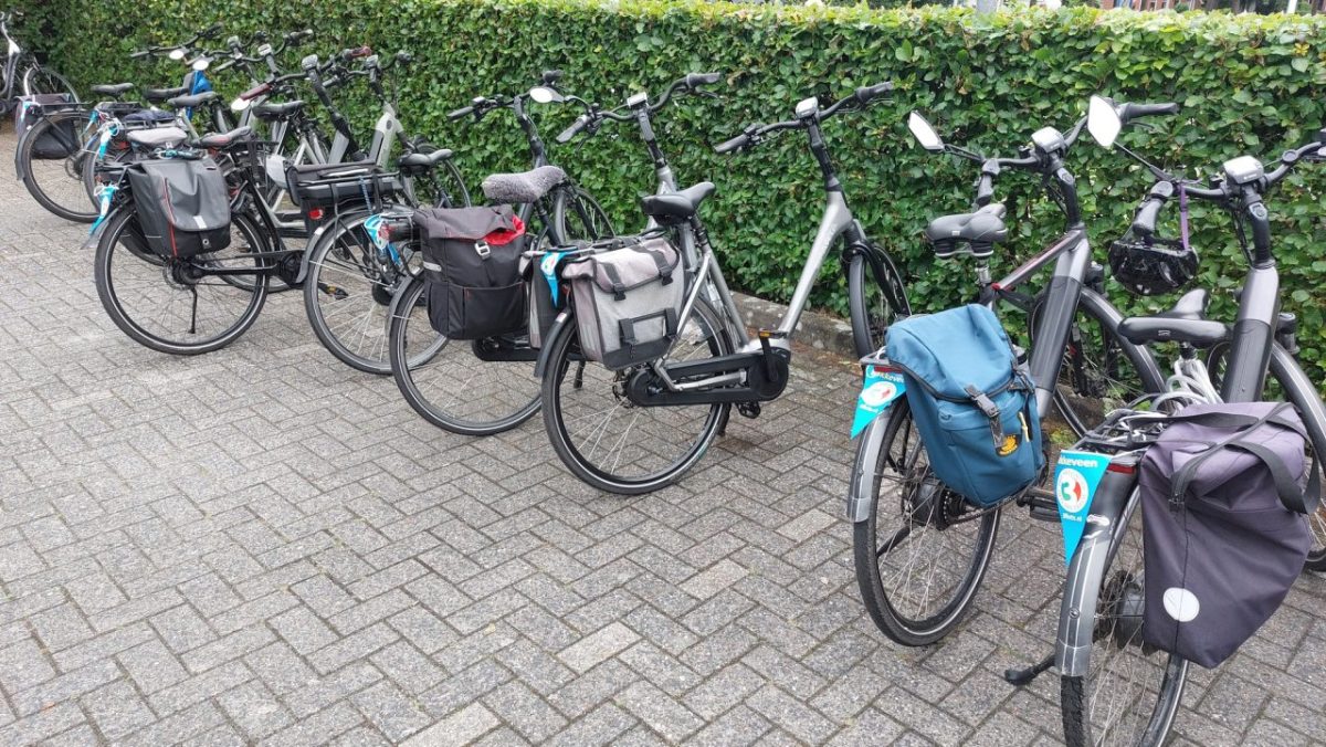 Rij fietsen met bagagetassen bij een rustpunt