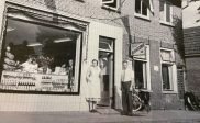 Fokke en Kee vd Velde voor winkel