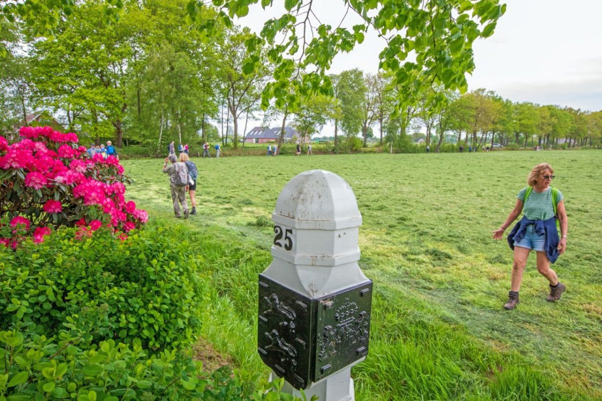 Grenspaal op de route — drie provincies in één tocht
