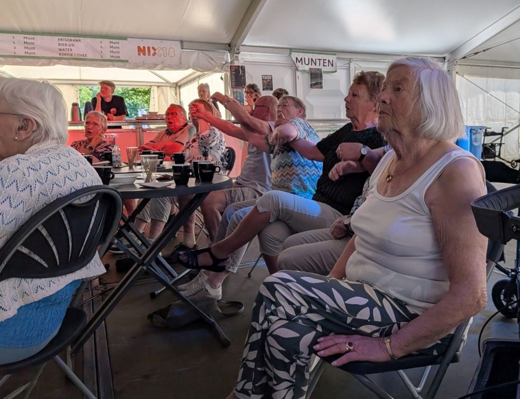 Optreden in de feesttent tijdens het Dorpsfeest 2026