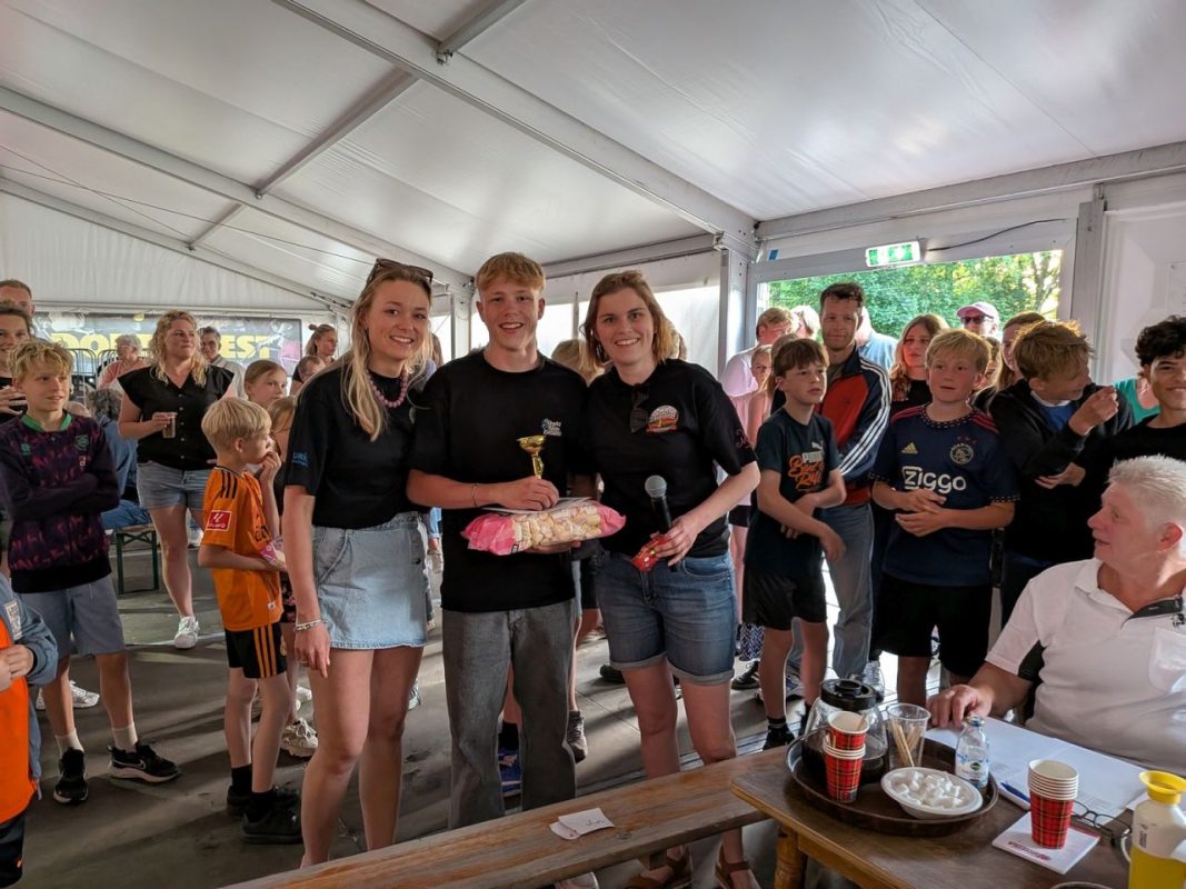 Bezoekers genieten van het feestprogramma