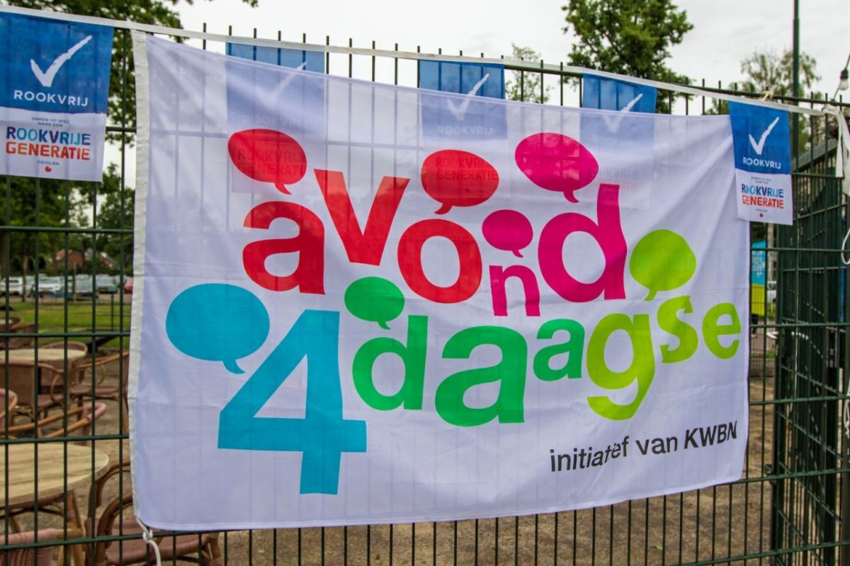 Deelnemers onderweg door de omgeving van Bakkeveen