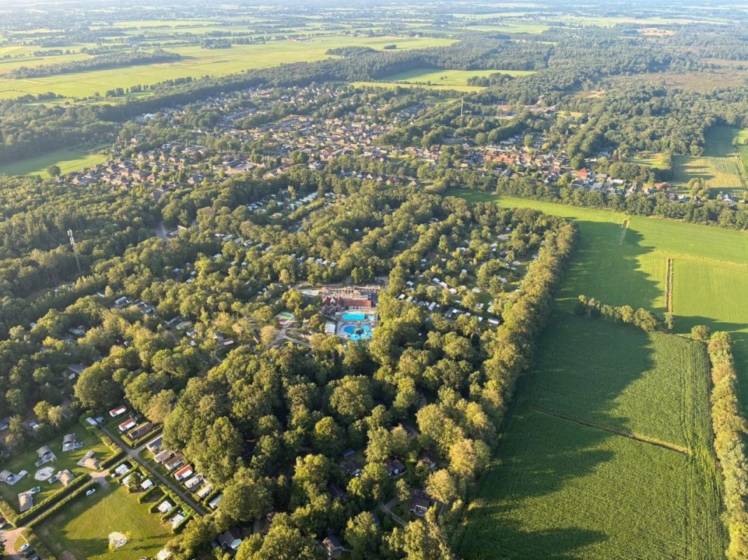 Luchtballon boven Bakkeveen tijdens de gezamenlijke ballonvaart