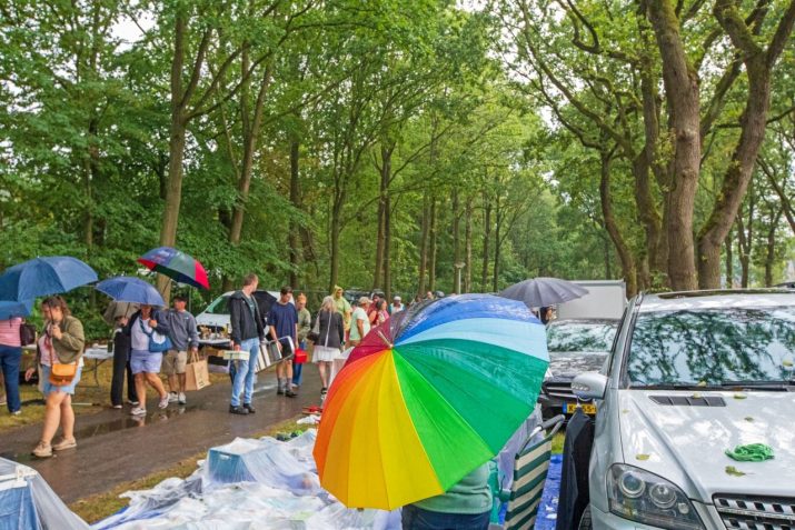 Regenachtige vlooienmarkt