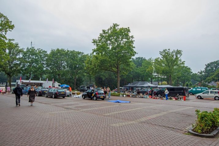 Regenachtige vlooienmarkt