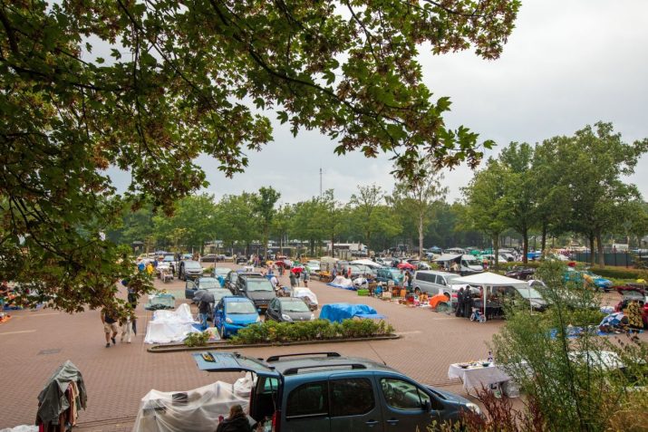 Regenachtige vlooienmarkt