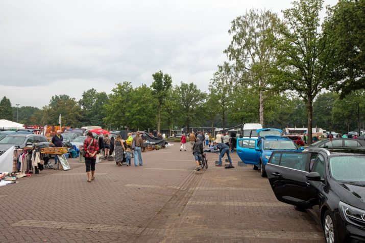 Regenachtige vlooienmarkt