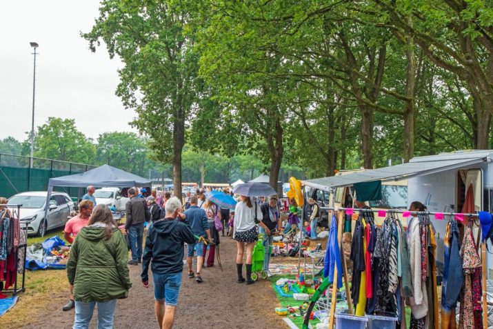 Regenachtige vlooienmarkt