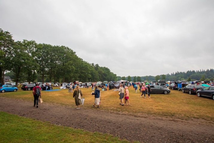 Regenachtige vlooienmarkt