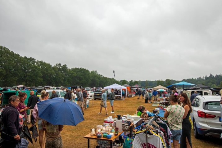 Regenachtige vlooienmarkt