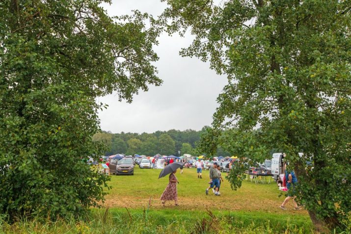 Regenachtige vlooienmarkt