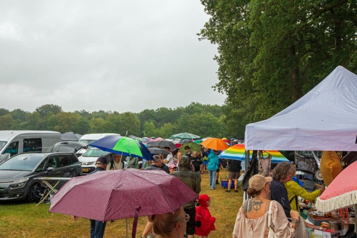 Regenachtige vlooienmarkt