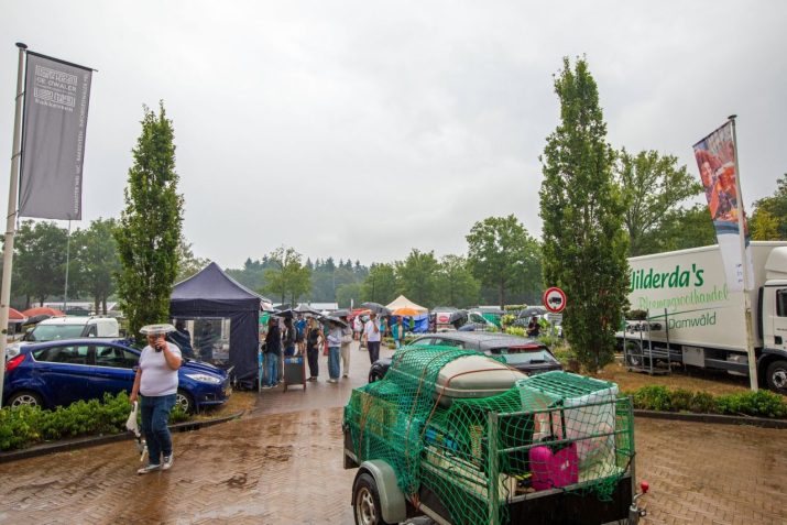 Regenachtige vlooienmarkt