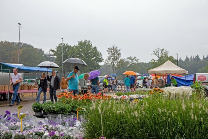 Regenachtige vlooienmarkt