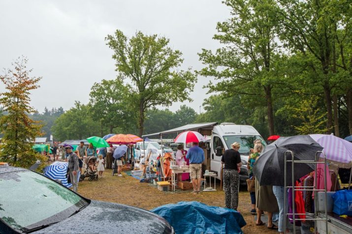 Regenachtige vlooienmarkt